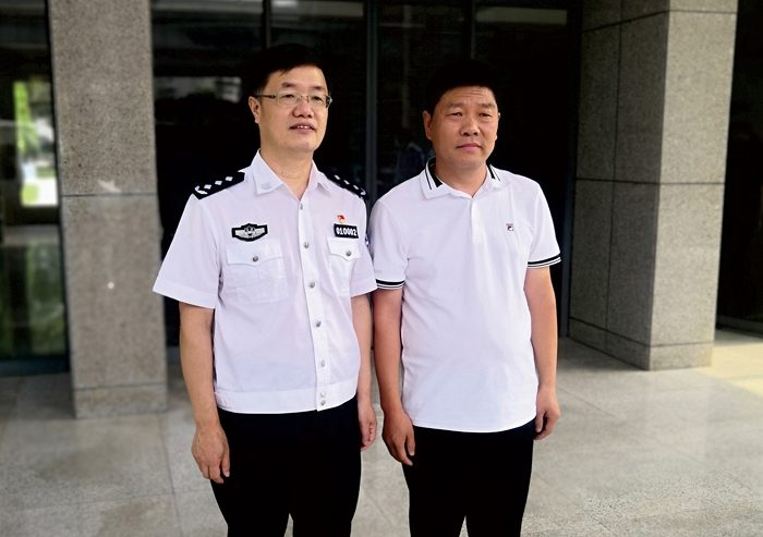 公安部鐵道警察學院院長管曙光會見楊子良董事長合影留念