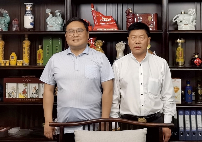中國保健協會健康酒分會秘書長王昆先生會見楊子良董事長合影留念